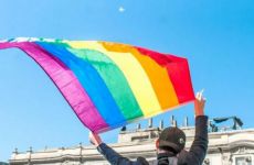 პრაიდის ოფისის აივნიდან LGBTQ+ დროშა ჩამოხსნეს