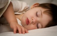 რატომ უნდა დავაძინოთ ბავშვი ადრე